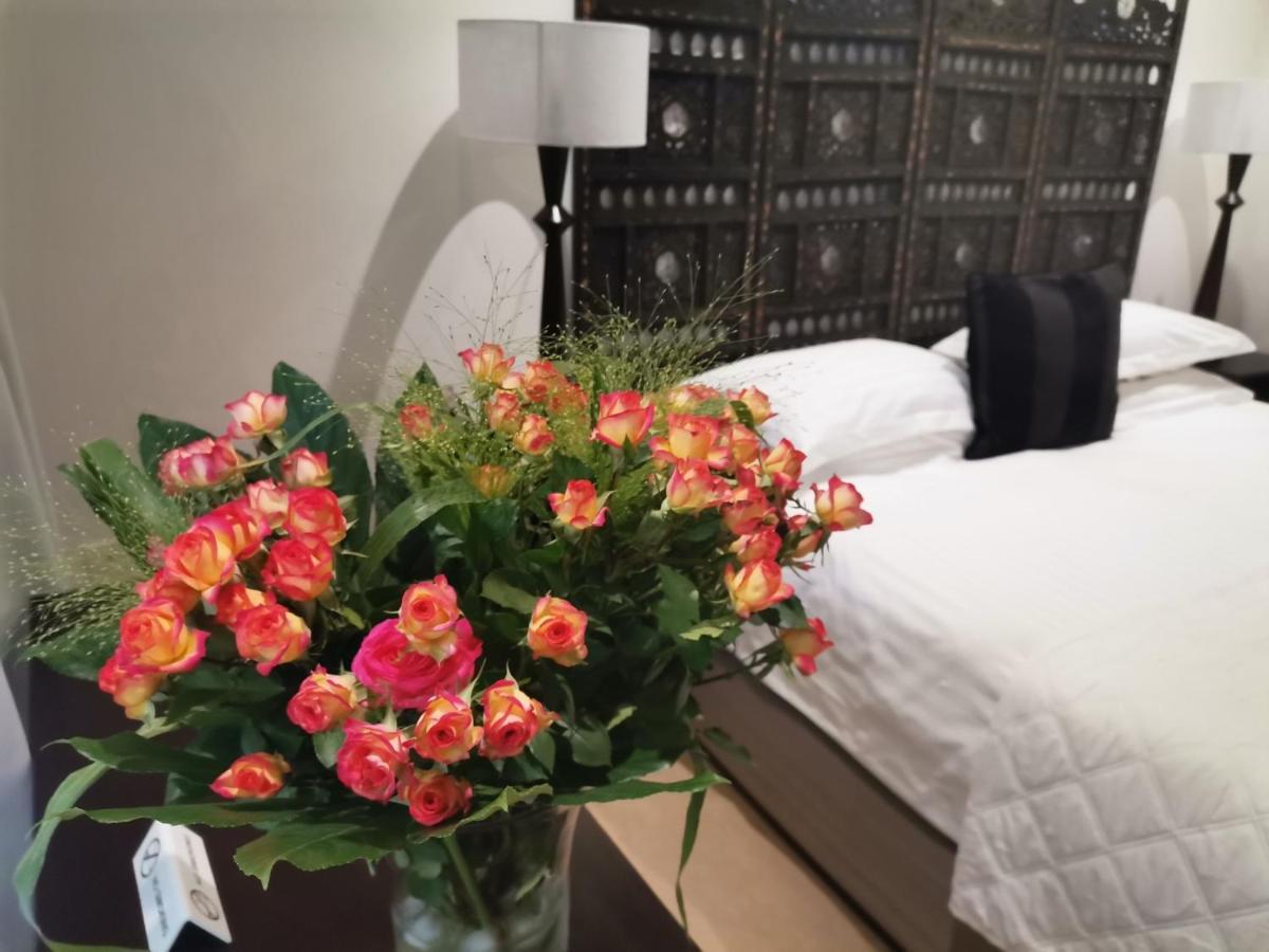 Rosebank Lodge Guesthouse By Claires ヨハネスブルグ エクステリア 写真