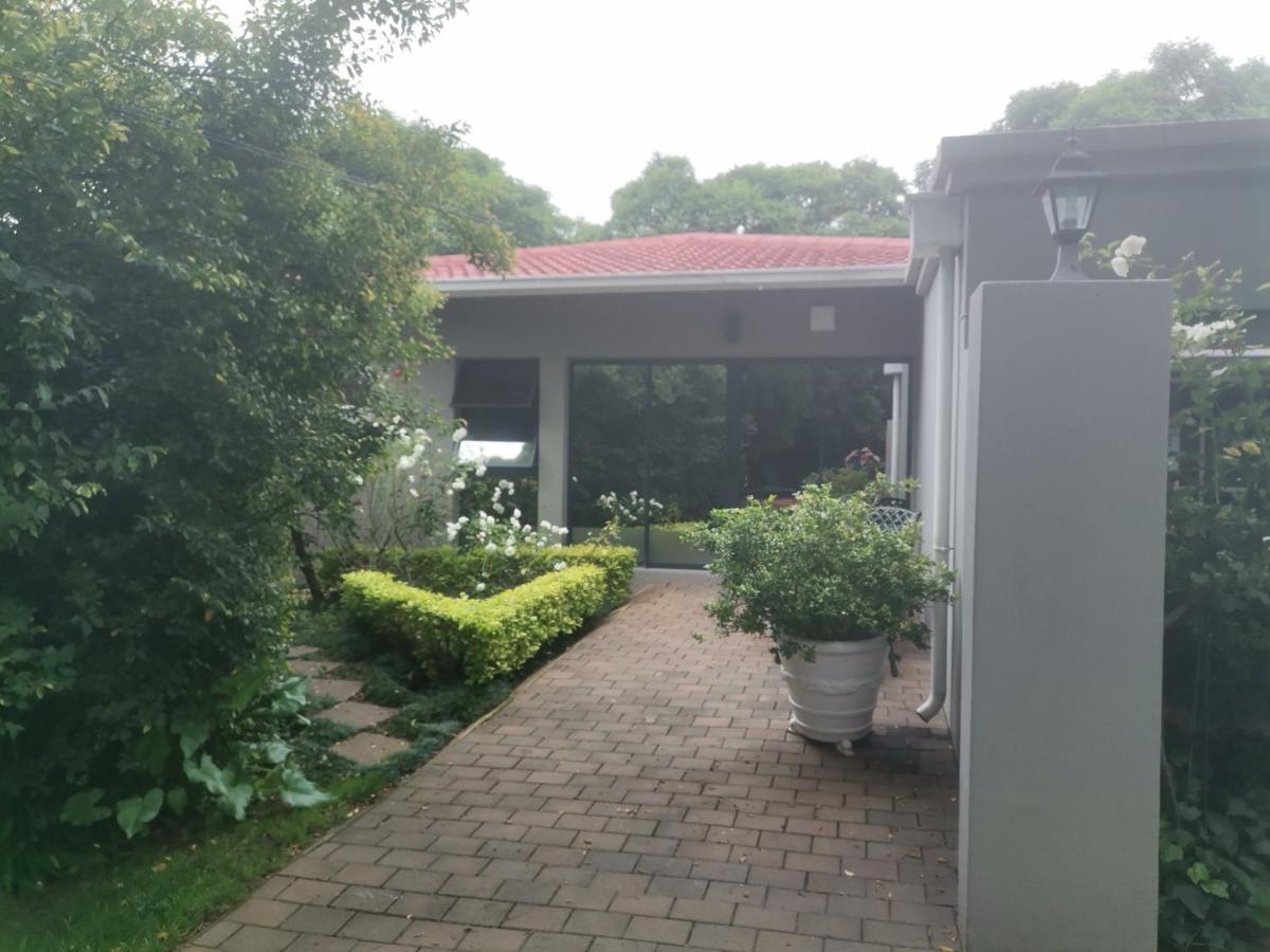 Rosebank Lodge Guesthouse By Claires ヨハネスブルグ エクステリア 写真