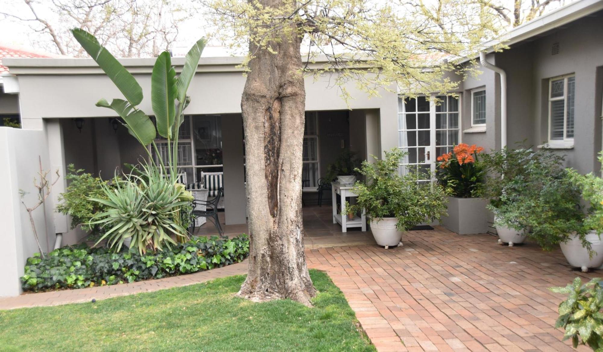 Rosebank Lodge Guesthouse By Claires ヨハネスブルグ エクステリア 写真