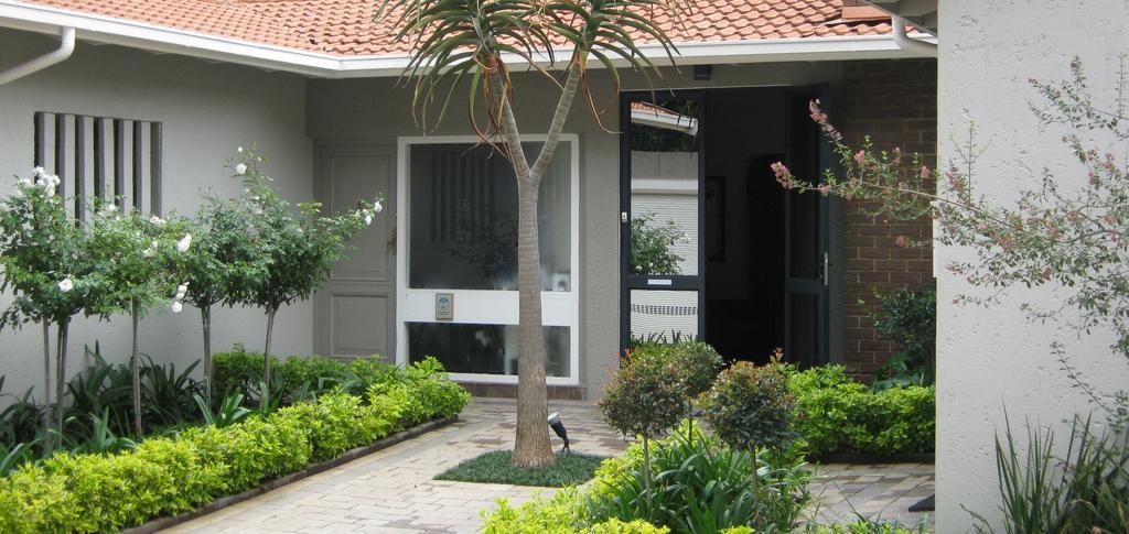 Rosebank Lodge Guesthouse By Claires ヨハネスブルグ エクステリア 写真