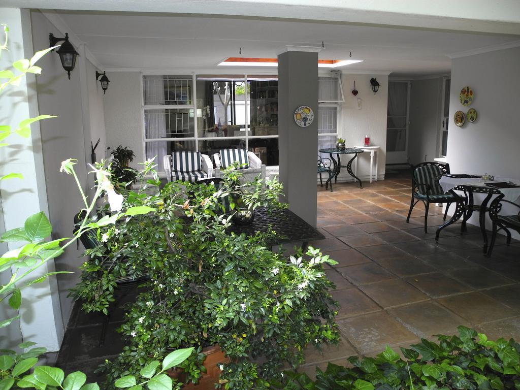 Rosebank Lodge Guesthouse By Claires ヨハネスブルグ エクステリア 写真