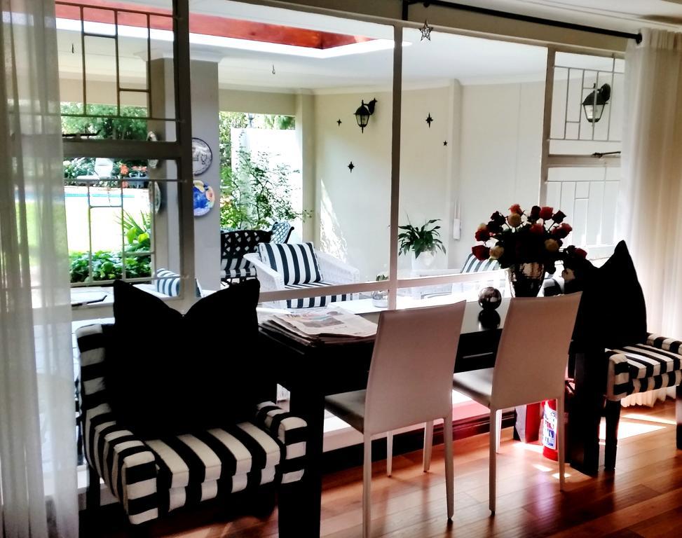 Rosebank Lodge Guesthouse By Claires ヨハネスブルグ エクステリア 写真