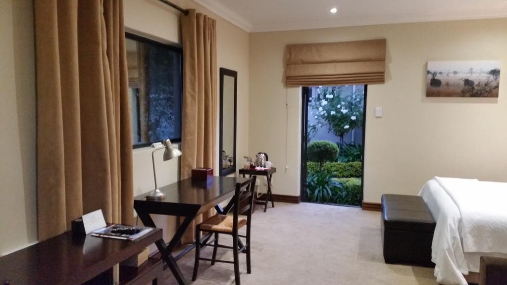 Rosebank Lodge Guesthouse By Claires ヨハネスブルグ エクステリア 写真