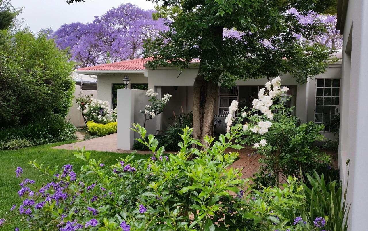 Rosebank Lodge Guesthouse By Claires ヨハネスブルグ エクステリア 写真
