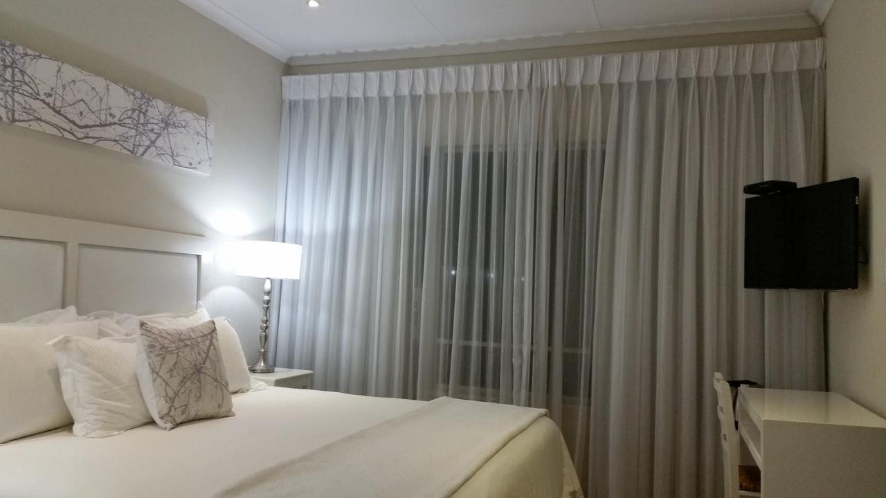 Rosebank Lodge Guesthouse By Claires ヨハネスブルグ エクステリア 写真