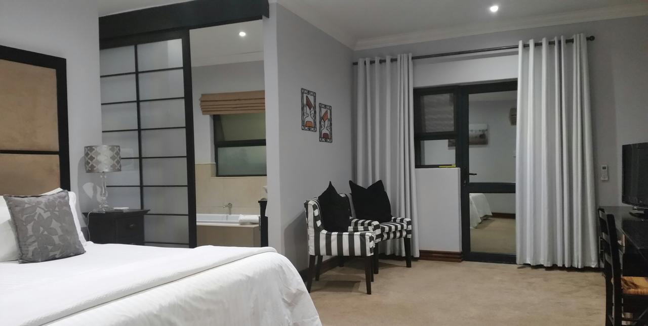 Rosebank Lodge Guesthouse By Claires ヨハネスブルグ エクステリア 写真