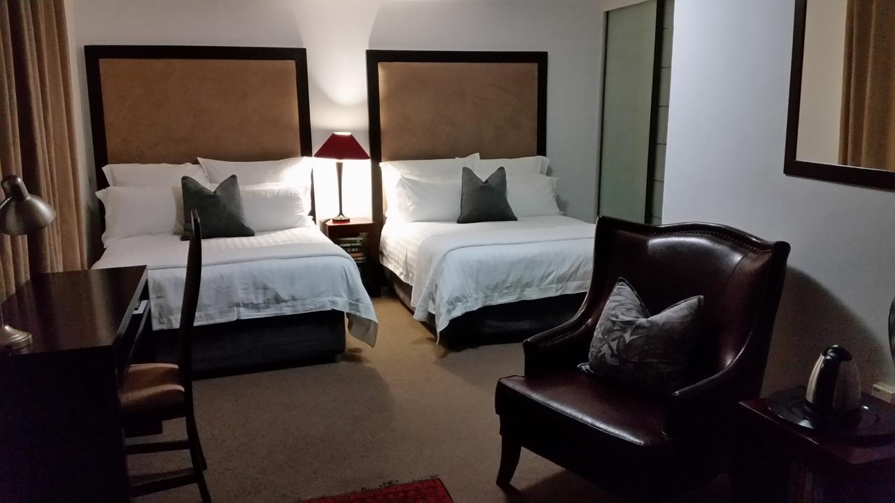 Rosebank Lodge Guesthouse By Claires ヨハネスブルグ エクステリア 写真