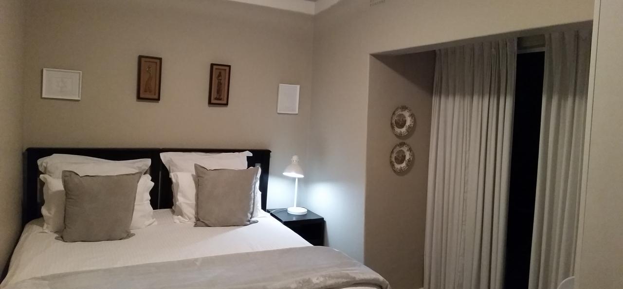 Rosebank Lodge Guesthouse By Claires ヨハネスブルグ エクステリア 写真