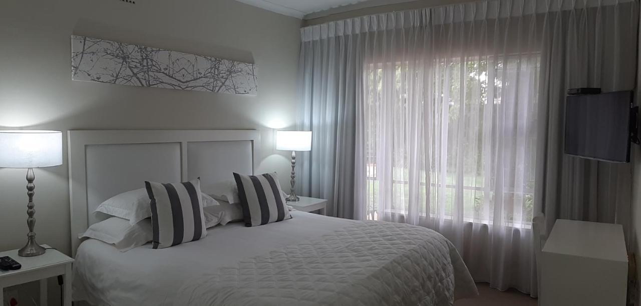 Rosebank Lodge Guesthouse By Claires ヨハネスブルグ エクステリア 写真